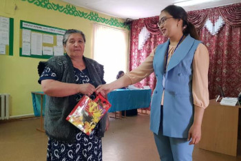 Фотография к новости: Қарағандыда дауыс беруге келген ауыл тұрғындарына сыйлық берілді