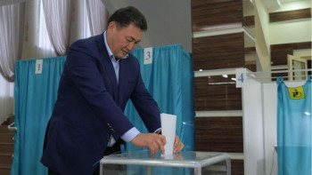 Фотография к новости: Павлодар облысының әкімі сайлау учаскесіне алғашқылардың бірі болып келді