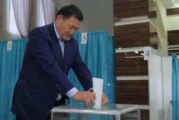 Фотография к новости: Павлодар облысының әкімі сайлау учаскесіне алғашқылардың бірі болып келді