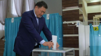 Фотография к новости: Павлодар облысының әкімі сайлау учаскесіне алғашқылардың бірі болып келді