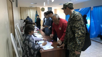 Фотография к новости: Қарағандылықтар таңғы сағат 7-ден сайлау учаскілеріне келіп жатыр