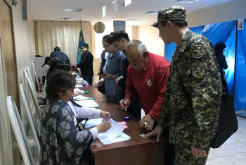 Фотография к новости: Қарағандылықтар таңғы сағат 7-ден сайлау учаскілеріне келіп жатыр