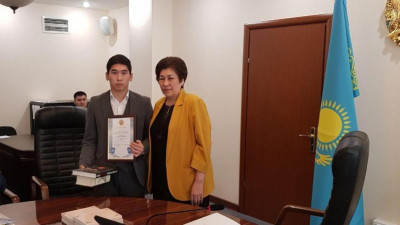 Министр 3 баланы өрттен құтқарған студентті марапаттады