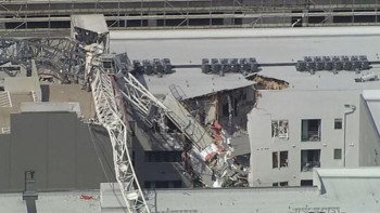 Фотография к новости: АҚШ-та құрылыс краны тұрғын үйдің үстіне құлады