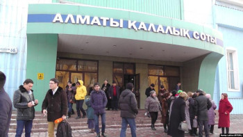 Фотография к новости: Алматы сотындағы адамдарды эвакуациялап жатыр