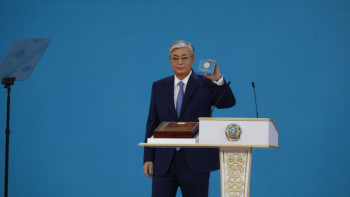 Фотография к новости: Берік Имашев Тоқаевқа президент куәлігін берді