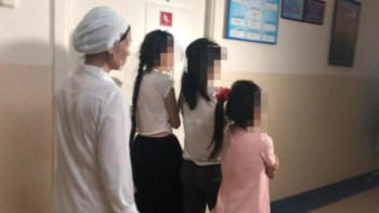 Фотография к новости: Үш қызды қорлаған өгей шешеге қатысты сот басталды