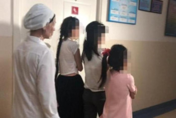 Фотография к новости: Үш қызды қорлаған өгей шешеге қатысты сот басталды