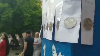 Фотография к новости: Өскемендік жас блогерлер ақша таратуда