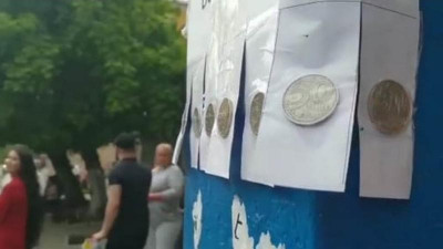 Өскемендік жас блогерлер ақша таратуда