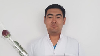 Фотография к новости: Қызылордалық 30 жастағы нейрохирург күрделі оталарды жасайды