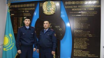 Фотография к новости: Қызылордалық полицейлер  көпқабатты үйдің терезе жақтауында отырған баланы құтқарды