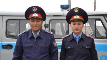 Фотография к новости: Қарағандылық полицейлер үш адамды өрттен аман алып қалды 