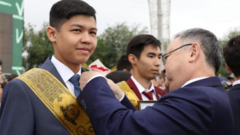 Фотография к новости: Биыл ақтөбелік 500-ден астам жас түлек "Алтын белгі" иегері атанды