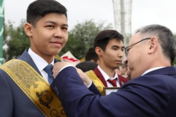 Фотография к новости: Биыл ақтөбелік 500-ден астам жас түлек "Алтын белгі" иегері атанды