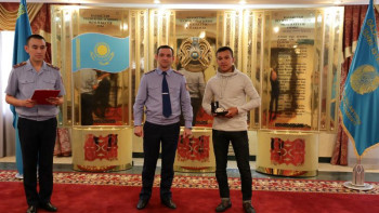 Фотография к новости: Елордалық полицейлер құқық бұзушыны ұстауға көмектескен қала тұрғындарын марапаттады