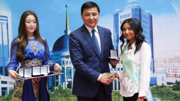 Фотография к новости: Алтай Көлгінов «Алтын белгі» иегерлерін құттықтады