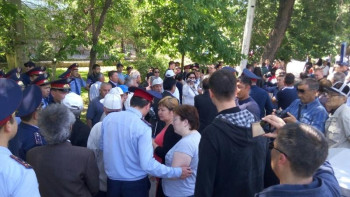 Фотография к новости: Митинг кезінде жүздеген полиция жарақат алды - министр