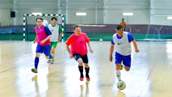 Фотография к новости: Солтүстік Қазақстанда аудан әкiмдерi футбол ойнады