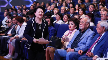 Фотография к новости: Жаңадан тағайындалған министр иіліп сәлем салды