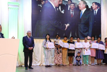 Фотография к новости: Ақтөбелік кәсіпкер көп балалы отбасылардың пәтерлі болуына көмектесті