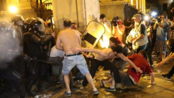Фотография к новости: Тбилисиде митингке шыққандар Парламентті басып алғысы келді: полиция суатқыштар мен газ қолдануға мәжбүр болды  