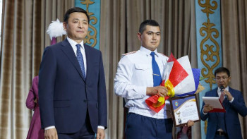 Фотография к новости: Балаларға тапанша кезеген адамды ұстаған полиция қызметкері марапатталды  