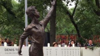 Фотография к новости: Алматыда Денис Тенге арналған ескерткіш тақта ашылды