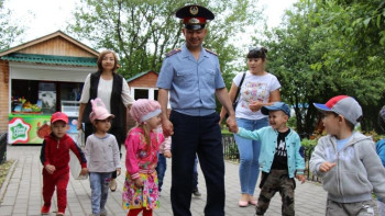 Фотография к новости: Өскеменнің тәртіп сақшылары балаларды қыдыртты