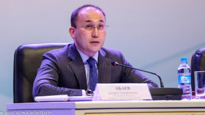 Абаев қызметкерлерінің бір күндік жалақыларын арыстықтарға аударатынын айтты