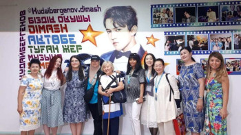 Фотография к новости: Димаш Құдайбергеннің фанаттары мектепке барды