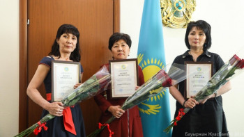 Фотография к новости: Аймағамбетов Арыстағы жарылыс кезінде әйелді босандырған ұстаздарға алғыс айтты 