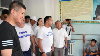 Фотография к новости: #АрысБізБіргеміз. Өнер жұлдыздары зардап шеккендермен кездесті  