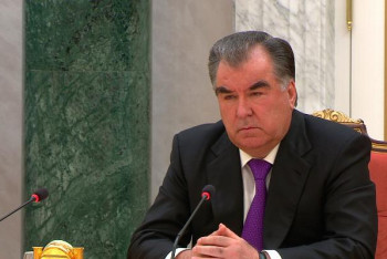 Фотография к новости: Эмомали Рахмон Қазақстан халқына көңіл айтты