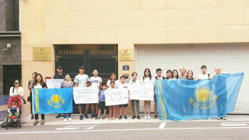 Фотография к новости: #АрысБізБіргеміз. Сеулде зардап шеккендерге қолдау көрсету акциясы өтті