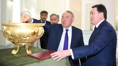 Назарбаев елордада  жаңадан бой көтерген мешітке барды