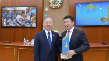 Фотография к новости: Нығматулин журналистерге «Парламент сөзі» сыйлығын тапсырды 