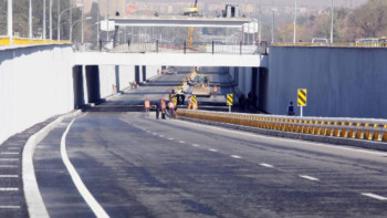 Фотография к новости: ﻿﻿Алматыда жолаушылар автобусы көпірден құлады