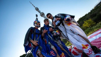 Фотография к новости: Экстремалдар-скайдайверлер Көк-Төбе айналасынан ұшып өтті