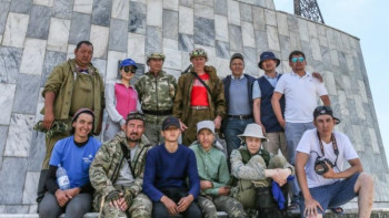 Фотография к новости: Атты тур. Жетінші күн. Бұқар бабаның басында