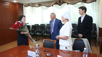 Фотография к новости: Мәдениет және спорт министрі Бекзат Саттархановтың ата-анасына құрмет білдірді