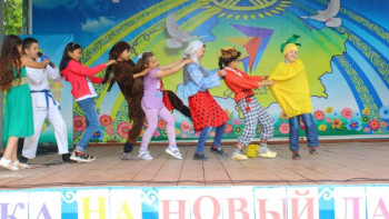 Фотография к новости: Павлодарда 500-ге жуық бала ежелгі ертегілерді заманауи үлгіде сахналады