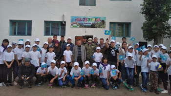 Фотография к новости: Атты тур мүшелері оқушыларға сыйлық жасады