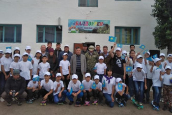 Фотография к новости: Атты тур мүшелері оқушыларға сыйлық жасады