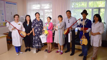 Фотография к новости: Елордалық ҚХА нәрестелерге қасиетті домбыра тарту етті