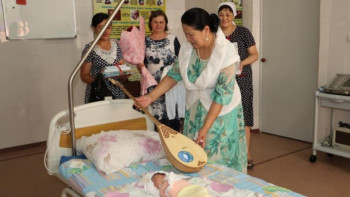 Фотография к новости: Бүгін дүниеге келген қызылордалық алғашқы сәбиге домбыра сыйға тартылды