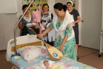 Фотография к новости: Бүгін дүниеге келген қызылордалық алғашқы сәбиге домбыра сыйға тартылды