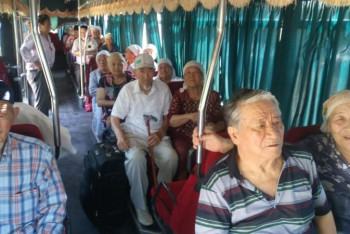 Фотография к новости: Арыстық қариялар демалыс үйіне аттанды