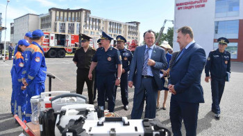 Фотография к новости: Мұхтар Құл-Мұхаммед елордада жаңадан ашылған өрт сөндіру бөліміне барды