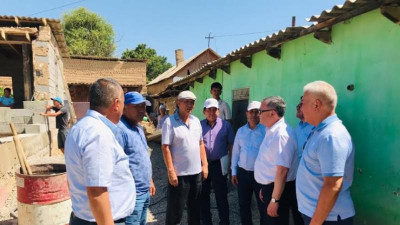 Ақтөбеліктер Арыс қаласындағы қираған үйлерді жөндеп жатыр